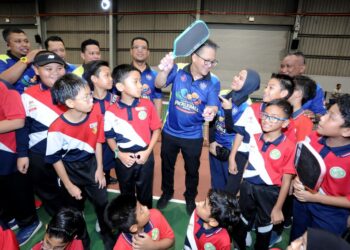 NUR Jazlan Mohamed beramah mesra dengan murid-murid sekolah yang menyertai pickleball pada Karnival Pickleball Amal di 91 Pickleball Clubhouse, Skudai, Johor Bahru disini. UTUSAN/RAJA JAAFAR ALI