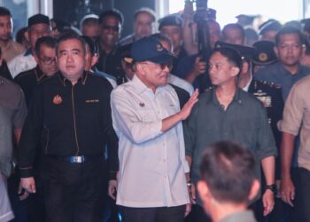 ANWAR Ibrahim (depan, tengah) bersama Chow Kon Yeow (depan, kiri) dan Anthony Loke Siew Fook (kanan) pada Majlis Sambutan Ulang Tahun Hari JPJ Ke-80 dan Karnival Mega JPJ Madani di pekarangan Stadium Negeri Batu Kawan, Pulau Pinang.-UTUSAN/DANIAL SAAD