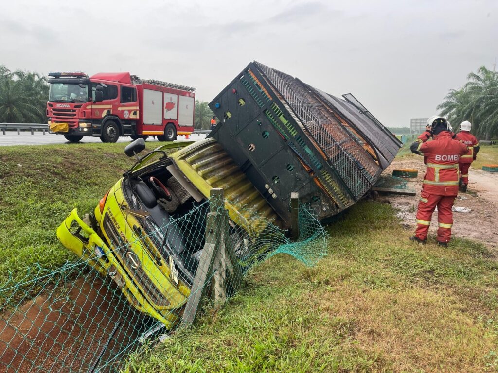 Two Dead in Chicken Truck Overturn on West Coast Expressway