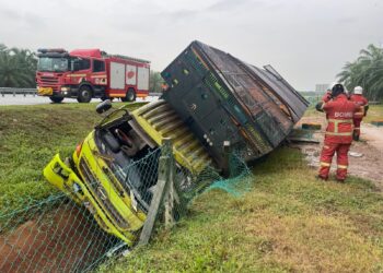 KEADAAN lori yang terbalik menyebabkan dua maut di Kilometer 194.7, Lebuhraya Pesisiran Pantai Barat (WCE) arah utara dekat Sitiawan hari ini.