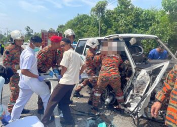 ANGGOTA bomba membantu menyelamatkan mangsa kemalangan di Jalan Lama Hala Kati, Kampung Lubok Chapin, Kuala Kangsar hari ini.