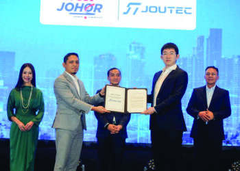 MENTERI Besar, Datuk Onn Hafiz Ghazi bersama Ng Wei Wei (kiri) dan  Penasihat Ekonomi dan Pelaburan 
Negeri Johor  Datuk Ir. Hasni Mohamad (kanan) menyaksikan pertukaran Surat Hasrat antara Ketua 
Pegawai Eksekutif Invest Johor, Natazha Hariss dan Pengerusi Kumpulan JT Automation , Wu Si Yuan 
pada program Forum Strategik UOB JS-SEZ 2026 di Johor Bahru. – UTUSAN/RAJA JAAFAR AL