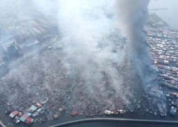 PASUKAN dari Balai Bomba dan Penyelamat (BBP) Sandakan dan Kinabatangan masih menjalankan operasi pemadaman kebakaran di Kampung Bahagia, Batu Sapi, Sandakan Sabah. - IHSAN JBPM SABAH