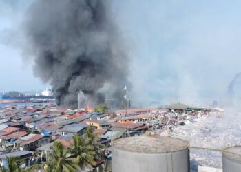 SEBANYAK 200 buah rumah atas air musnah dalam kebakaran di  Kampung Bahagia, Batu Sapi, Sandakan, Sabah awal pagi tadi.