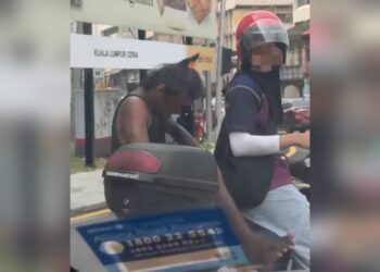 TANGKAP layar video tular menunjukkan seorang lelaki kurang siuman yang didakwa cuba mencabul seorang penunggang motosikal wanita, baru-baru ini.