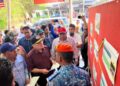 HAJIJI melawat dan menyampaikan sumbangan kepada mangsa kebakaran Pusat Pemindahan Sementara (PPS), di Projek Perumahan Rakyat (PPR) Batu Sapi Sandakan Sabah. IHSAN ANGKATAN PERTAHANAN AWAM MALAYSIA
