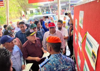 HAJIJI melawat dan menyampaikan sumbangan kepada mangsa kebakaran Pusat Pemindahan Sementara (PPS), di Projek Perumahan Rakyat (PPR) Batu Sapi Sandakan Sabah. IHSAN ANGKATAN PERTAHANAN AWAM MALAYSIA