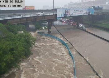 KEADAAN air Sungai Buloh yang melimpah dan memenuhi jalan raya sekitar hingga menjejaskan pengguna yang dikongsi oleh seorang netizen. - MEDIA SOSIAL