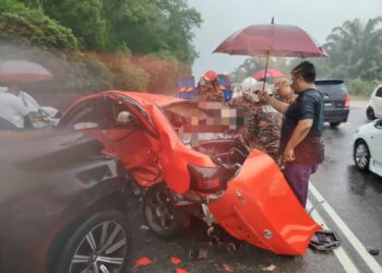 ANGGOTA bomba mengeluarkan mayat dua beradik yang maut selepas kenderaan dinaiki mereka terlibat dalam kemalangan dengan dua buah kenderaan lain di kilometer 36.7 Jalan Batu Pahat-Kluang, Batu Pahat.