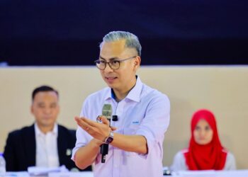 FAHMI Fadzil sewaktu meninjau pelaksanaan sistem Budi Madani RON95 (BUDI95) dan diesel di dua stesen minyak di Pagoh, di sini hari ini.