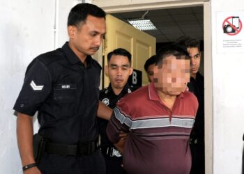 SUSPEK kes tembak mati tiga individu direman satu minggu selepas mendapat perintah di Mahkamah Majistret Kota Tinggi di sini, hari ini. UTUSAN/RAJA JAAFAR ALI
Pemberita