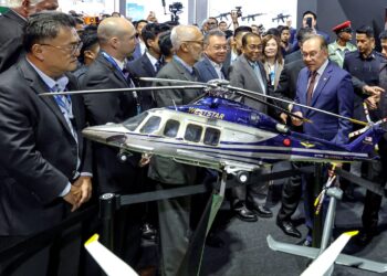 PERDANA Menteri, Datuk Seri Anwar Ibrahim melawat ke ruang Pameran Perkhidmatan Pertahanan Asia (DSA 2026) dan Pameran Keselamatan Kebangsaan (NATSEC2026) diiringi Menteri Pertahanan, Datuk Seri Mohamed Khaled Nordin di Pusat Pameran dan Dagangan Antarabangsa (MITEC), Kuala Lumpur, semalam. – UTUSAN/AMIR KHALID