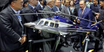 PERDANA Menteri, Datuk Seri Anwar Ibrahim melawat ke ruang Pameran Perkhidmatan Pertahanan Asia (DSA 2026) dan Pameran Keselamatan Kebangsaan (NATSEC2026) diiringi Menteri Pertahanan, Datuk Seri Mohamed Khaled Nordin di Pusat Pameran dan Dagangan Antarabangsa (MITEC), Kuala Lumpur, semalam. – UTUSAN/AMIR KHALID