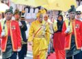 SULTAN Sharafuddin Idris Shah diiringi Tengku Permaisuri Norashikin berangkat menghadiri istiadat pembukaan persidangan  Dewan Undangan Negeri Selangor Ke-15, di Shah Alam, semalam. – UTUSAN/SHIDDIEQIIN ZON