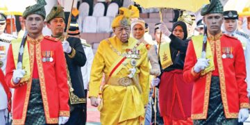 SULTAN Sharafuddin Idris Shah diiringi Tengku Permaisuri Norashikin berangkat menghadiri istiadat pembukaan persidangan  Dewan Undangan Negeri Selangor Ke-15, di Shah Alam, semalam. – UTUSAN/SHIDDIEQIIN ZON
