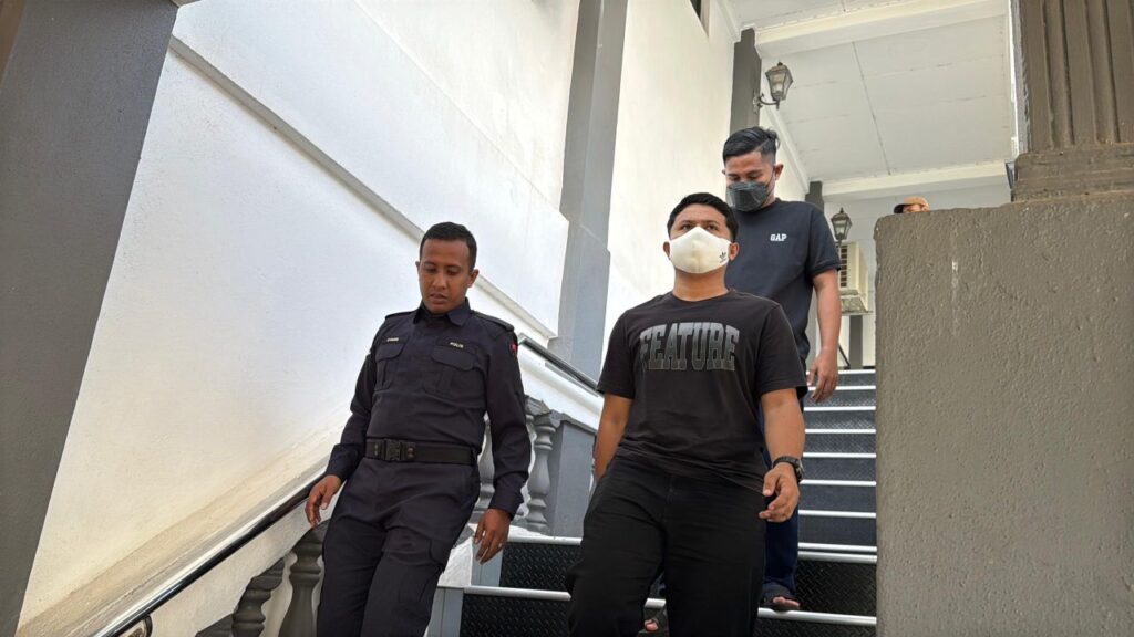 Dua tentera didenda, cederakan rakan setugas