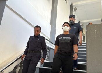 MOHAMAD Izzuddin Ahmad (depan, kanan) dan Muhamad Amir Irfan Mohd. Ridzuan (belakang) hadir bagi pendakwaan terhadap mereka di Mahkamah Majistret Sungai Petani, Kedah hari ini.