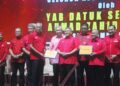 AHMAD Zahid Hamidi bersama wakil UMNO Kedah dan Perak yang menjadi bapa angkat bagi DUN di bawah Parlimen Tangga Batu pada Majlis Perasmian Serentak Persidangan Cawangan-cawangan UMNO Seluruh Negeri Melaka 2026 di MITC, Melaka hari ini. - UTUSAN/AMRAN MULUP