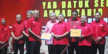 AHMAD Zahid Hamidi bersama wakil UMNO Kedah dan Perak yang menjadi bapa angkat bagi DUN di bawah Parlimen Tangga Batu pada Majlis Perasmian Serentak Persidangan Cawangan-cawangan UMNO Seluruh Negeri Melaka 2026 di MITC, Melaka hari ini. - UTUSAN/AMRAN MULUP