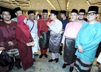 ONN Hafiz Ghazi menyantuni bakal haji ketika hadir di Majlis Perjumpaan Bersama Bakal-bakal Haji Rombongan Haji Kerajaan Johor (RKJ) 1447H/2026M di Menara MBJB, Johor Bahru hari ini.-UTUSAN/RAJA JAAFAR ALI