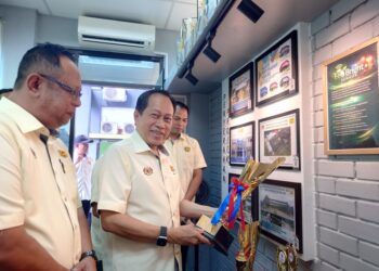 AHMAD Maslan (kanan) mengunjungi Galeri JKR Daerah Kota Tinggi semasa melakukan lawatan kerja ke jabatan berkenaan, hari ini.