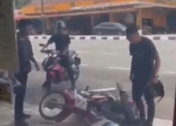 TANGKAP layar video tular seorang suspek dipijak anggota polis selepas berjaya ditahan di Jalan Tunku Putra, Kulim.