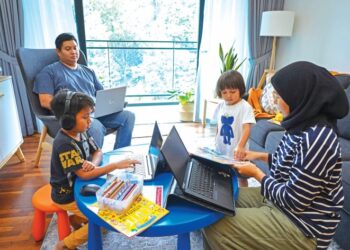 PELAKSANAAN kerja dari rumah (BDR) dalam perkhidmatan awam bukan sekadar perubahan kaedah kerja tetapi merupakan transformasi budaya kerja yang lebih luas.