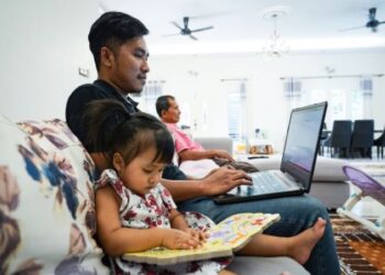 BEKERJA dari rumah perlu dilakukan secara bijak supaya dapat menjimatkan penggunaan elektrik.