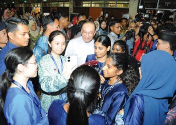 ANWAR Ibrahim disambut para penuntut ketika menghadiri Majlis Sesi Ramah Mesra bersama Perdana Menteri di Dewan Temenggong, Institut Pendidikan Guru (IPG) Kampus Temenggong Ibrahim, Johor Bahru, semalam. – UTUSAN/RAJA JAAFAR ALI