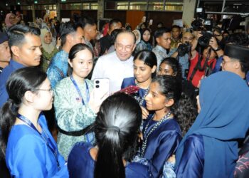 Anwar Ibrahim disambut oleh para pelajar IPG ketika hadir sempena Majlis Sesi Ramah Mesra bersama Perdana Menteri di Dewan Temenggong, IPG Kampus Temenggong Ibrahim - UTUSAN/RAJA JAAFAR ALI