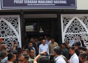 ANWAR Ibrahim (tengah) ketika hadir merasmikan Pusat Sebaran Maklumat Nasional (NADI) Kubang Semang di Bukit Mertajam, Pulau Pinang. - UTUSAN/DANIAL SAAD