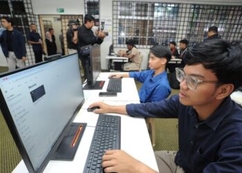 KECERDASAN buatan (AI) meningkatkan produktiviti dengan mengautomasikan tugasan berulang, mengurangkan ralat dan mempercepatkan keputusan.
