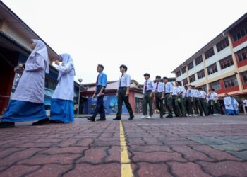 SEKOLAH dengan kapasiti besar sering menampung ratusan kenderaan dalam kawasan terhad, sehingga menimbulkan risiko keselamatan yang serius jika tidak diurus dengan sistematik.