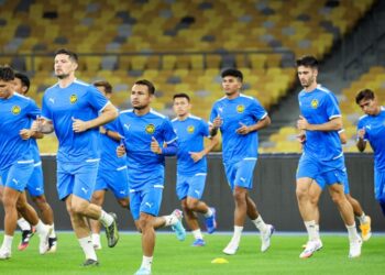 PERSATUAN Bola Sepak Malaysia (FAM) perlu berani mengambil langkah proaktif demi mengembalikan kegemilangan dan memajukan sukan bola sepak negara.