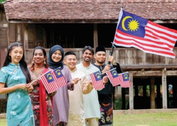 RAKYAT  perlu memupuk perpaduan melalui sikap, tutur kata dan tindakan.