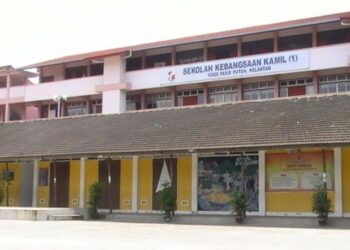 KEADAAN jalan menuju Kompleks Sekolah Kamil, Pasir Puteh, Kelantan sesak ketika waktu pagi dan petang hari persekolahan.