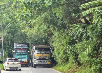 KEADAAN bas dan lori ketika berselisih di laluan yang sempit di Jalan Tapah-Cameron Highlands sewaktu tinjauan Mingguan Malaysi,  semalam. – MINGGUAN/AIN SAFRE BIDIN