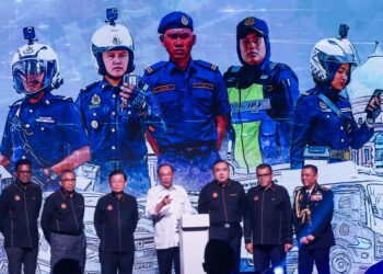 ANWAR Ibrahim (tengah) bersama Anthony Loke Siew Fook (tiga dari kanan) ketika melakukan simbolik pelancaran pada Majlis Sambutan Ulang Tahun Hari JPJ Ke-80 dan Karnival Mega JPJ Madani di pekarangan Stadium Negeri Batu Kawan, Pulau Pinang.-UTUSAN/DANIAL SAAD