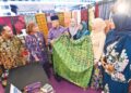 JUHARI Azmi (tiga, kiri) melihat produk batik yang dijual di Festival Kraf Pantai Timur 2026 di East Coast Mall di Kuantan, Pahang.– MINGGUAN/SHAIKH AHMAD RAZIF