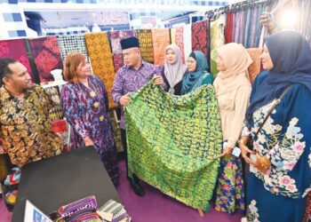 JUHARI Azmi (tiga, kiri) melihat produk batik yang dijual di Festival Kraf Pantai Timur 2026 di East Coast Mall di Kuantan, Pahang.– MINGGUAN/SHAIKH AHMAD RAZIF