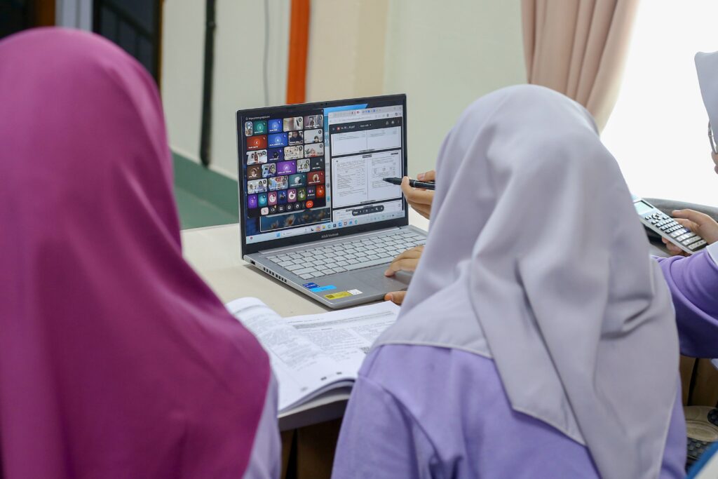 Belajar dalam talian jimat banyak kos ibu bapa, pelajar