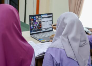 BELAJAR dalam talian sudah pasti dapat menjimatkan wang pelajar serta mengurangkan beban kewangan dan perbelanjaan harian mereka.