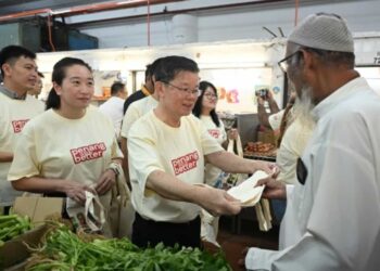 CHOW Kon Yeow (tengah) ketika turun padang melawat Pasar Awam Bayan Baru sempena siri 'Jelajah CM Chow' di George Town, Pulau Pinang.-GAMBAR/BULETIN MUTIARA