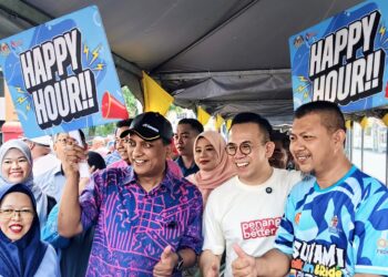 STEVEN Sim Chee Keong (dua, kanan) ketika menghadiri program Jualan Madani Koperasi & Usahawan @Bertam di Kepala Batas, Pulau Pinang, hari ini.-UTUSAN/ISWAN SHAFIQ ISA