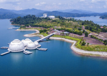 Di sebalik keindahan Tasik Kenyir yang terbentang luas dengan ratusan pulau kecil dan kehijauan hutan tropika, tersembunyi satu realiti yang kian membimbangkan apabila produk pelancongan di tasik ini semakin ‘mati’, ibarat indah khabar dari rupa. -UTUSAN/PUQTRA HAIRRY PEMBERITA/ERMA YUSNIDA JUSOH