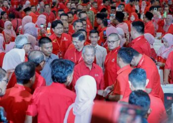 MUHYIDDIN Yassin bersalaman dengan perwakilan yang menghadiri Konvensyen Bersatu Selangor di Pusat Konvensyen Ideal Shah Alam, semalam. – UTUSAN/SHIDDIEQIIN ZON