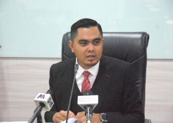 MUHAMAD Akmal Saleh pada sidang akhbar  di Seri Negeri hari ini. UTUSAN/AMRAN MULUP