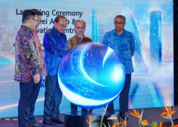 ANWAR Ibrahim ketika melancarkan Pusat Inovasi & Makmal Al Huawei di The Exchange 106@TRX, Kuala Lumpur, semalam. – UTUSAN/SADDAM YUSOFF