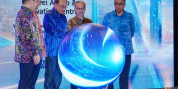 ANWAR Ibrahim ketika melancarkan Pusat Inovasi & Makmal Al Huawei di The Exchange 106@TRX, Kuala Lumpur, semalam. – UTUSAN/SADDAM YUSOFF