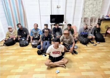 SEBAHAGIAN daripada PATI warga Indonesia yang ditahan di selepas mendarat secara haram di Sungai Rengit, Kota Tinggi.